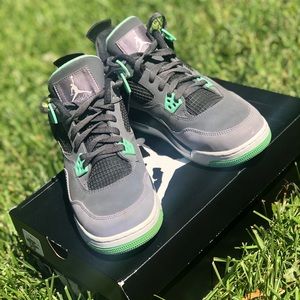 Air Jordan Retro 4 “Green Glow” 🍃
